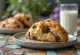 Scone met pindakaas en chocolade geserveerd