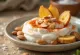 Probiotische yoghurt geserveerd met amandelen en bestrooid met paprika