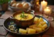 Bagna cauda met gekookte aardappelen, knoflooksaus met ansjovis