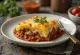 Moussaka met aardappel, aubergine, gehakt en ei-roomsaus
