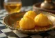 Saffraan Rasgulla, kaasballetjes drijvend in saffraansiroop