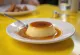 Flan met kaneel geserveerd op een mooi bord