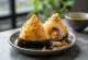 Onigiri met stukjes gebraden kip, met sesamzaad en zeewier