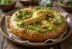 Pretzel met pesto geserveerd