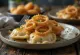 Pierogi met vleesvulling, geserveerd met vleesvulling en gebakken ui