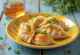 Wortelgyoza kindvriendelijk geserveerd, goudbruine exemplaren met sojasaus