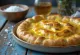 Focaccia met mosterd en gerookte kaas geserveerd