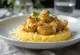 Romige polenta geserveerd met geroosterde bloemkool, op smaak gebracht met knoflook