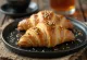 Versgebakken Koreaanse croissant met zoete bonenpasta