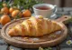 Croissants met oranjebloesem geserveerd