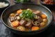 Oden met rundvlees, rijke Japanse soep met groenten, versierd met koriander