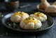 Bao bun met vanilleroom geserveerd