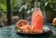 Probiotische grapefruit kombucha, met frisse citrussmaak, gezeefd en gebotteld