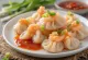 Bánh bột lọc met chilisaus op een bord met verse koriander