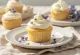 Cupcake met witte chocolade en lavendel geserveerd