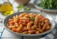 Gigantes plaki vegan variant, geserveerd met peterselie en vers brood
