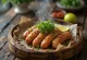 Lạp xưởng met kip, vers gestoomd, geserveerd met koriander en limoen