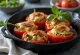 BBQ gegrilde paprika gevuld met courgette en kaas geserveerd