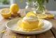 Citroencupcakes met room geserveerd