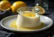 Panna cotta met citroen geserveerd