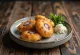 Satsuma-age octopus goudbruin, geserveerd als knapperige hapjes