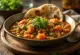 Sambar met koriander, versierd met verse koriander, geserveerd