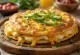 Quesadilla pancake met kaas en kip geserveerd