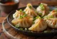 Japanse kimchi gyoza in deeg met knapperige onderkant, kimchi varkensvleesvulling, geserveerd met sojasaus dip