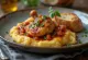 Cacciatore met polenta, geserveerd met tomatensaus en verse basilicum