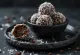 Cacao-kokosballetjes geserveerd